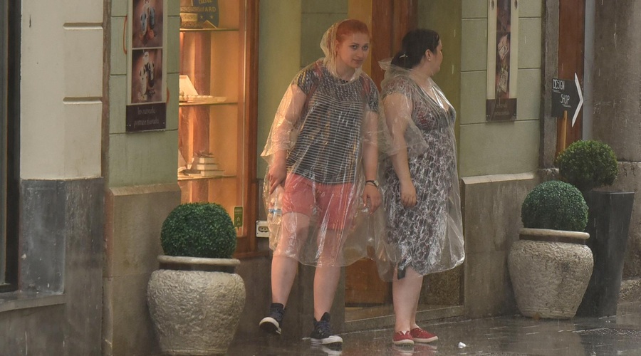 Pomembna navodila: kaj storiti, če vas nevihta ujame v avtomobilu, na kolesu ali na prostem? (foto: Žiga Živulović j.r./Bobo)