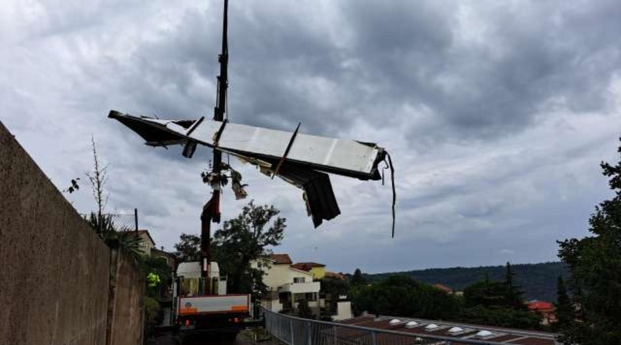 FOTO: V petek se začne pouk, koprska osnovna šola pa je brez strehe (ravnatelj pojasnil, kaj bodo storili) (foto: Bojan Kralj/STA)