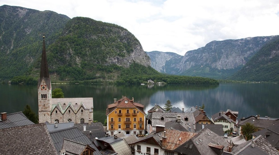 Vsega imajo dovolj: domačini želijo nagnati turiste, blokirali so jim celo razgled na Alpe (foto: Profimedia)