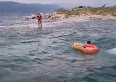 Kje so imeli pamet? Močna nevihta ujela turiste na napihljivih blazinah (VIDEO)