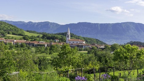 Nič več "skrita" slovenska dolina. V naši najstarejši vinski vasi gradijo hotel, še dva bosta stala v bližini