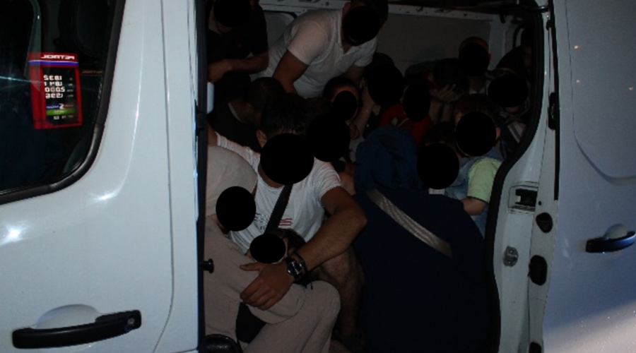 Dolenjski policisti prijeli Slovenca, ki je v kombiju prevažal kar 26 ilegalnih migrantov (foto: PU Novo mesto)