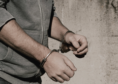 27-letnik, ki je spolno nadlegoval mladoletnice, zaradi pornografije pristal v priporu