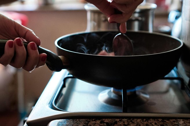 Strokovnjaki svarijo: če imate doma takšno ponev, jo nemudoma zavrzite!