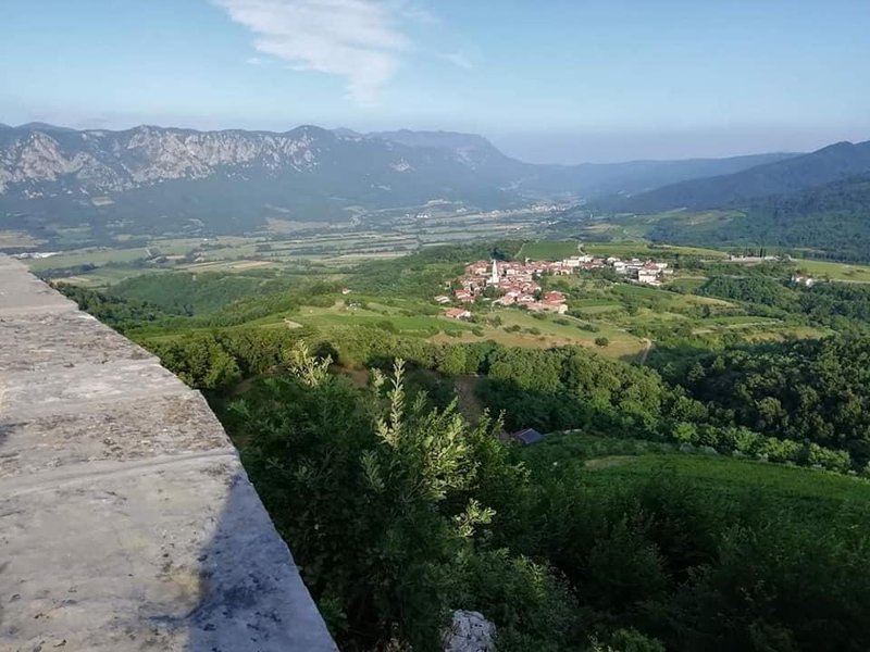 Z roba kamnite vasice Goče se nam odpre pogled na Vipavsko dolino.