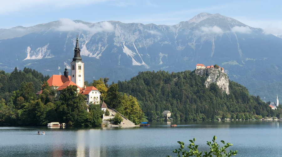 Na Blejskem jezeru omejitve za supe in prepovedi za lebdeče deske (foto: Alma Rahne)