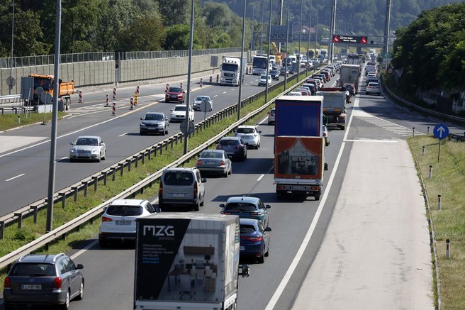 Na slovenskih avtocestah nas vseskozi "pozdravljajo" delovne zapore. Od jutri naprej pa bo še hujše, preverite, zakaj