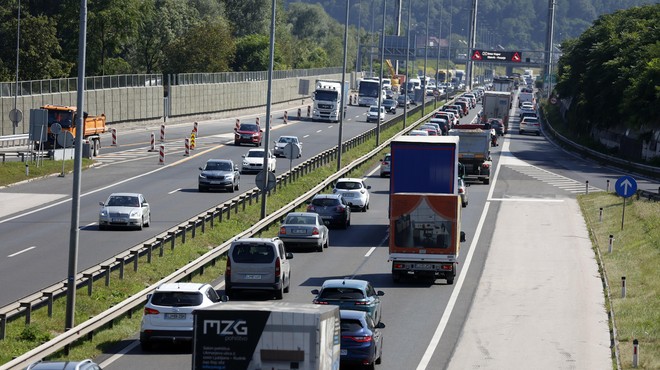 Na ljubljanski obvoznici zaradi nesreče oviran promet: na nekaterih odsekih nastaja gneča (foto: Borut Živulović/Bobo)