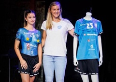 Nedopustna poteza rokometnega kluba: za predstavitev dresa uporabili kar golo športnico (mnogi se sprašujejo, ali je bila mladoletna)