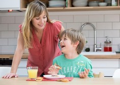 Katerih besed starši ne bi smeli govoriti svojim otrokom med obrokom? (Strokovnjaki pojasnjujejo)