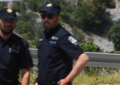 Nadlegovanje in poniževanje na delovnem mestu: policisti več let trpinčili kolega druge narodnosti (čeprav jim grozi zapor, še naprej delajo)