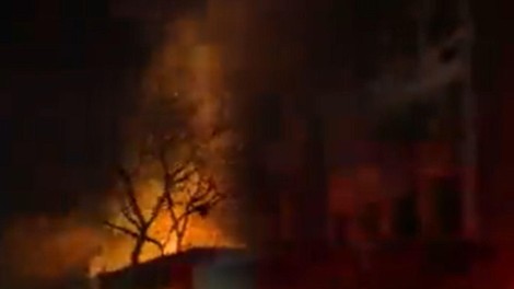 Tragedija gromozanskih razsežnosti: ognjeni zublji zajeli stanovanjsko stavbo, umrlo več kot 60 ljudi