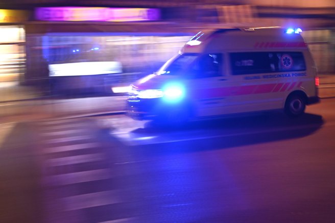 Policija išče voznika skuterja, ki je trčil v pešca in odpeljal s kraja nesreče