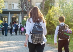 Škandal v osnovni šoli: starš oklofutal in pljunil čistilko (razlog vas bo pustil odprtih ust)