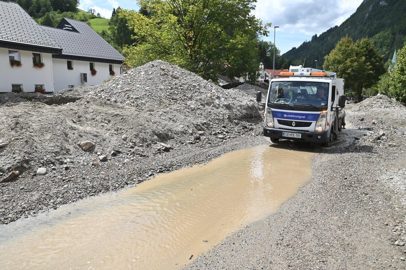 V Črni na Koroškem še vedno veliko poškodovanih cest.