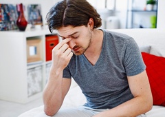 Možganska megla po prebolelem covidu povezana s krvnimi strdki, kaže študija