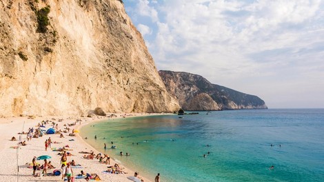 Na priljubljeni plaži naj bi dva moška pretepla in posilila 14-letnico