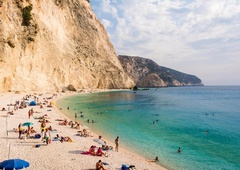 Na priljubljeni plaži naj bi dva moška pretepla in posilila 14-letnico