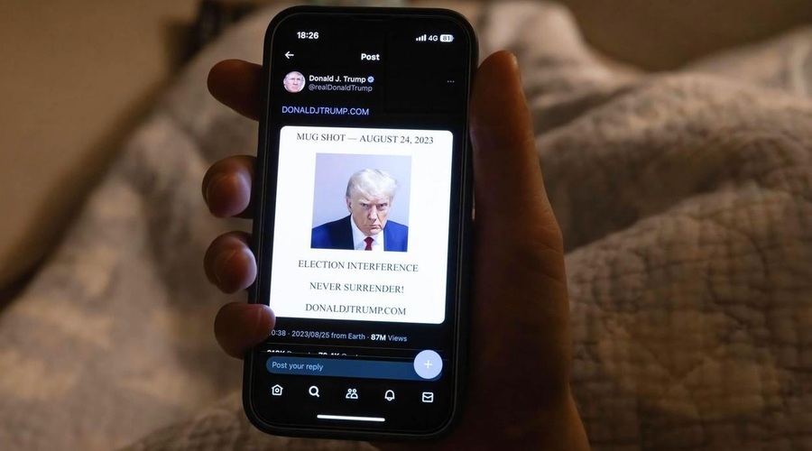 Trump prodaja majico z napisom "nikoli se ne predaj", a je na njej ena velika napaka (foto: profimedia)