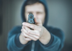 Preplah v Grosupljem: v prodajalko je uperil pištolo in zahteval denar