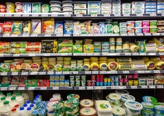 S trgovinskih polic umikajo priljubljen sir, vzrok je prisotnost nevarne bakterije