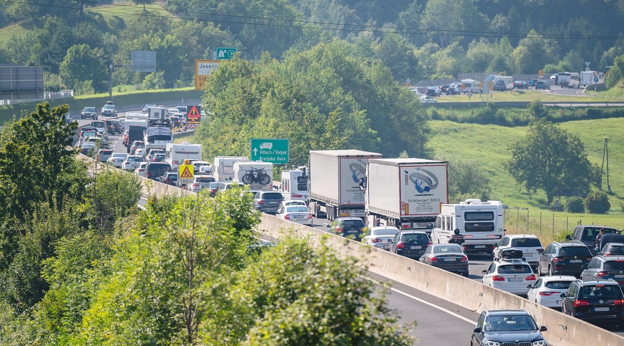 Nevzdržno stanje na cestah: promet ovira več nesreč (foto: Nik Bertoncelj/Bobo)