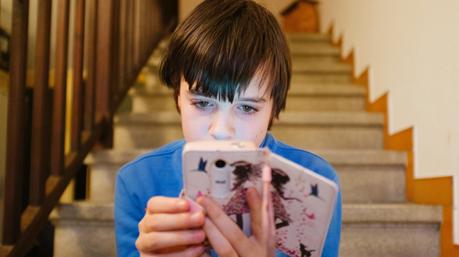 Otroci vse več časa preživijo pred zasloni: kakšna uporaba pametnih naprav je zanje priporočljiva? (foto: Profimedia)