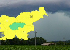 V nedeljo popoldne znova grozijo krajevne nevihte: Arso za dele Slovenije izdal rumeno opozorilo