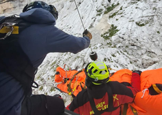 Reševalna akcija v gorah: turistki zdrsnilo, pomagati je moral helikopter