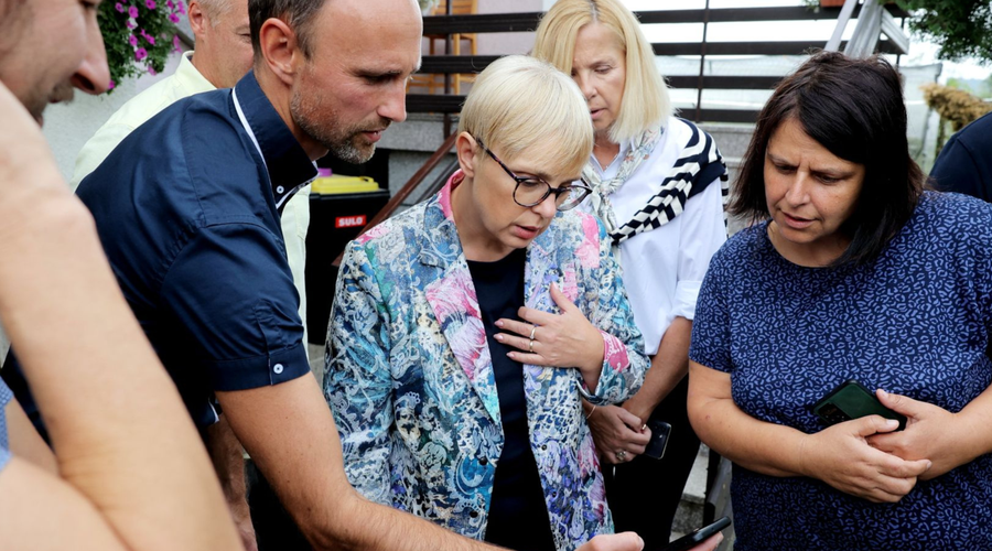 Nataša Pirc Musar ob obisku območja, ki ga je prizadel tornado: "Ni stvari, ki je človeške roke ne bi znale popraviti" (foto: Daniel Novakovič/STA)