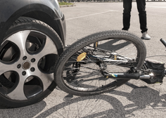 Huda prometna nesreča pri italijanskem Tržiču: domačin z avtom zbil tri slovenske kolesarje