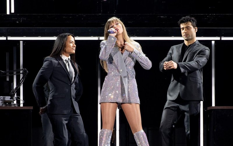 Jan Ravnik (na fotografiji desno) navdušuje ob boku Taylor Swift, ki se je s koncertno turnejo Erase ustavila tudi v Mehiki.