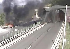 Grozljivka na slovenski hitri cesti: avtomobil zajeli ognjeni zublji, širi se gost dim (znane prve podrobnosti)