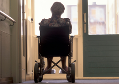 Nasilje v domu starejših: mladoletnica med opravljanjem študentskega dela fizično obračunala s stanovalko