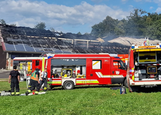 Nesreča med gašenjem požara pod Šmarno goro: na dva gasilca padel tram