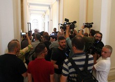 Srbski parlament je predčasno končal zasedanje, kaj se dogaja?