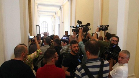 Srbski parlament je predčasno končal zasedanje, kaj se dogaja?