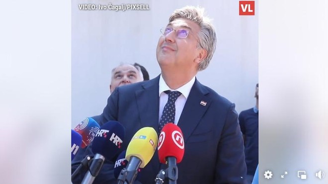 (VIDEO) Galeb se je med letenjem ponečedil ravno v trenutku, ko je bil pod njim hrvaški premier (foto: Printskrin/Facebook)