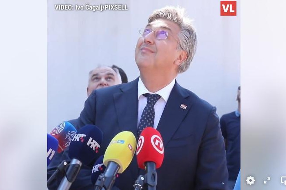 (VIDEO) Galeb se je med letenjem ponečedil ravno v trenutku, ko je bil pod njim hrvaški premier (foto: Printskrin/Facebook)