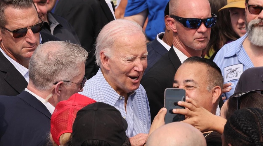 Ni bilo smešno: Biden se neposrečeno in neprimerno 'pošali' med ogledom opustošenja po požarih na otoku Maui (foto: profimedia)