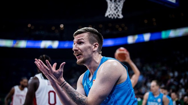 Čisto prava norost mednarodne košarkarske zveze: utrujena in poklapana Slovenija danes spet na parketu, tokrat brez pravega naboja (foto: FIBA)
