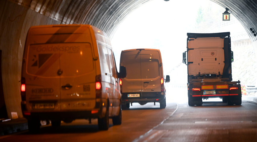 Stanje na cestah: v enem od slovenskih predorov nastaja gneča, na nekaterih odsekih popolne zapore (foto: Žiga Živulovič jr./Bobo)