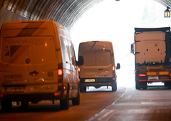 Stanje na cestah: v enem od slovenskih predorov nastaja gneča, na nekaterih odsekih popolne zapore