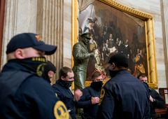 Visoke kazni za ameriške skrajneže, ki so po Trumpovem porazu vdrli v kongres