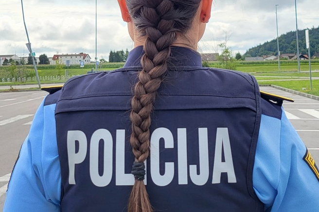Incident na Goriškem: hišnik s šolskim kombijem bežal pred policisti