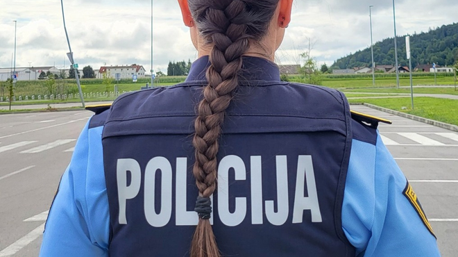 Na Dolenjskem prebivalci napadli policista: na pomoč jima je priskočilo več policijskih patrulj (foto: Facebook/Slovenska policija)