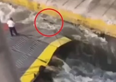 Tragedija na morju: člana posadke sta moškega, ki se je poskušal vkrcati na trajekt, potisnila v smrt (VIDEO)