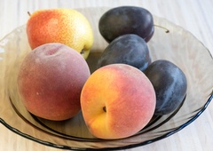 Slovenci poleti zaužili več ton breskev in sliv, ki so vsebovale zdravju škodljiv pesticid (prodajali so jih v priljubljeni trgovini)