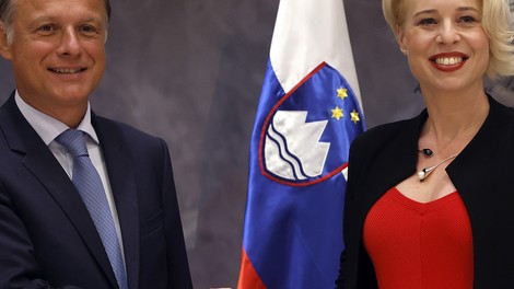 Nasmejana Urška Klakočar Zupančič sprejela visokega gosta, v oči pa so spet padli njeni čevlji