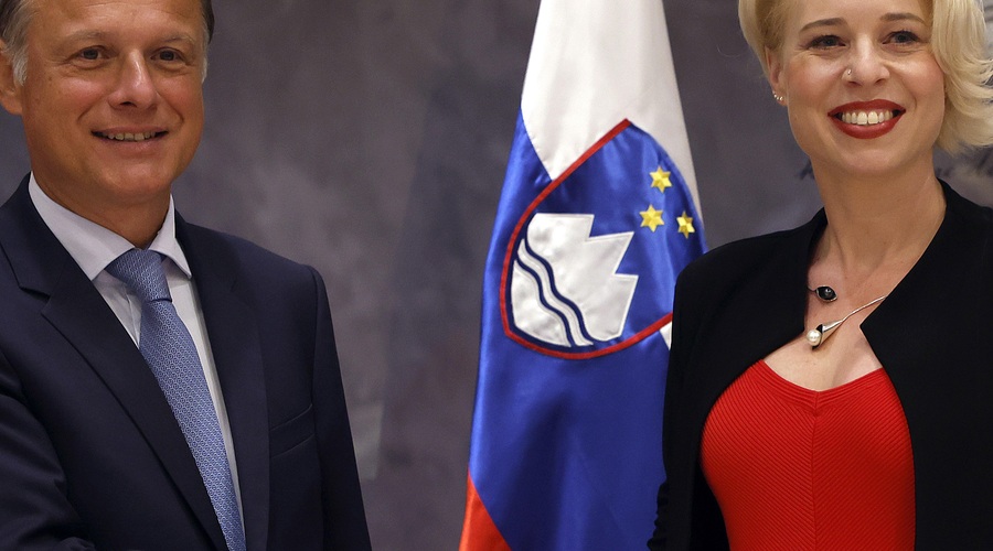 Nasmejana Urška Klakočar Zupančič sprejela visokega gosta, v oči pa so spet padli njeni čevlji (foto: Borut Živulovič/Bobo)